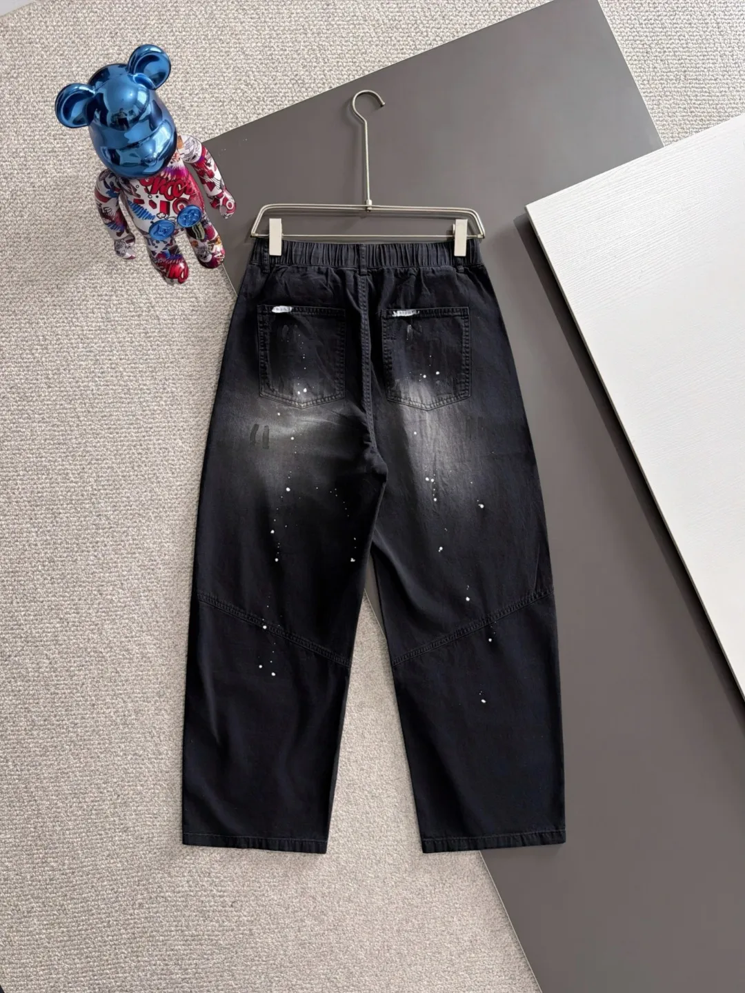 Next day shipment P195 Balenciaga High Quality 2026 Autumn and Winter New Arrival elastic band casual pants, counter-customized fabrics, Breathable, high comfort, impeccable details, brand element design concept, reflecting high quality. It feels delicate and soft! It presents a casual cut and the upper body shape is great! Sizes:S-3XL